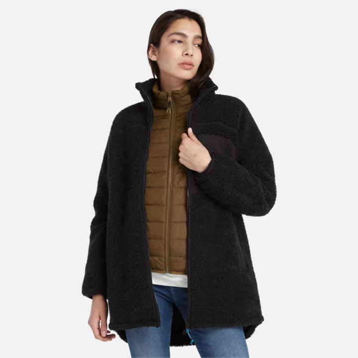 Jaqueta longa de lã polar feminina na cor preta.