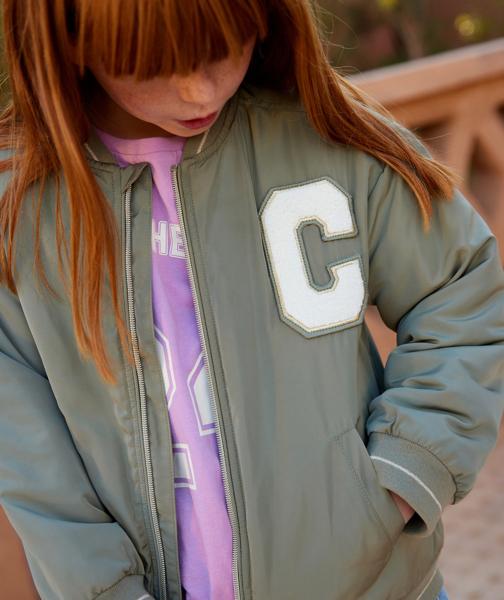 BOMBERS FILLE SATINÉ EN REMBOURRAGE RECYCLÉ KAKI ET PATCH EN BOUCLETTE
