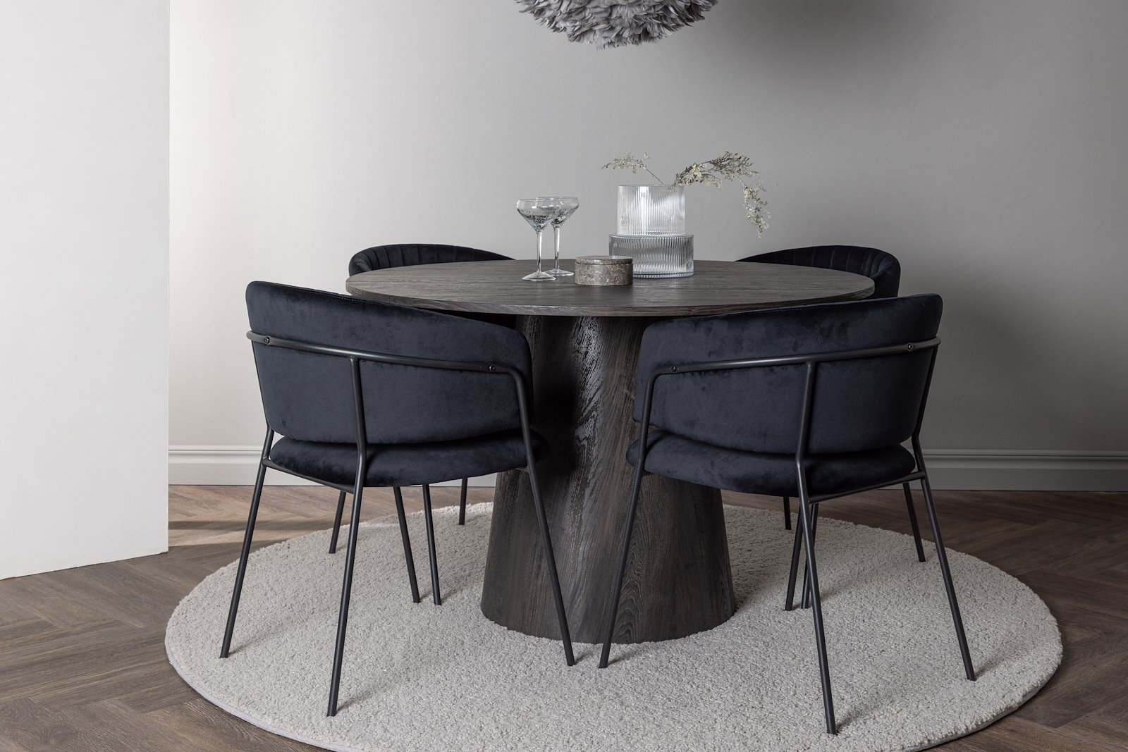 Lanzo og Selma Spisegruppe Lanzo rundt spisebord ø120cm i mocca med 4 stk. Selma med arm spisestoler i Sort fløyel og sorte ben.