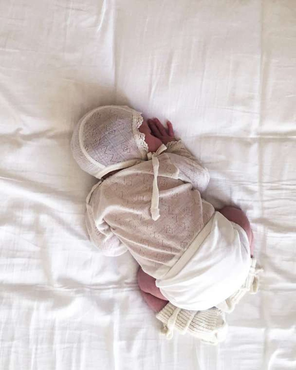 Babylue med blonde – Ull 85%, Silke 15% – Pointelle