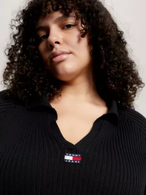Vestido suéter de malha canelada com decote em V e detalhe de emblema Curve