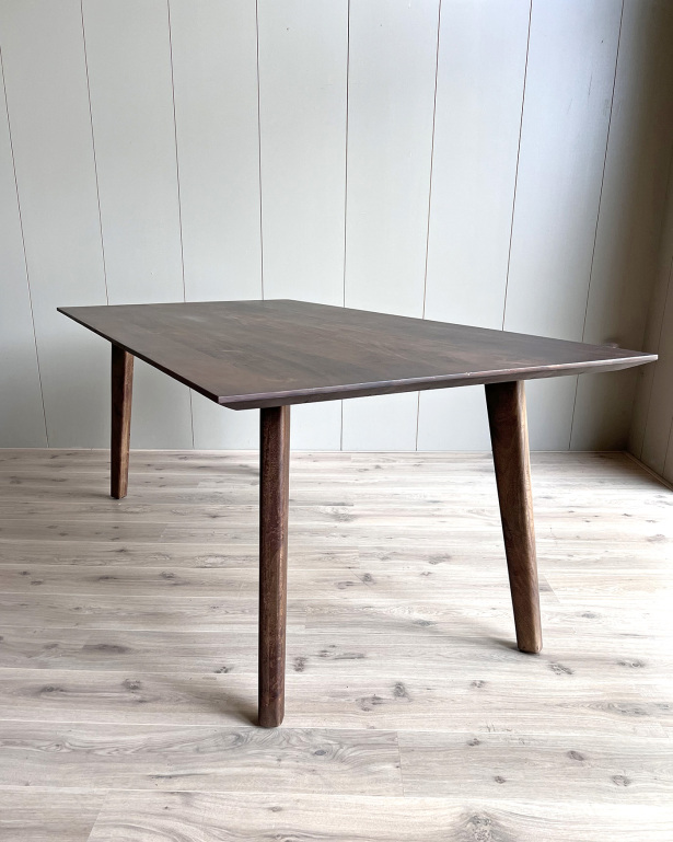 Eetkamertafel Mango walnoot met houten poot 200x100cm