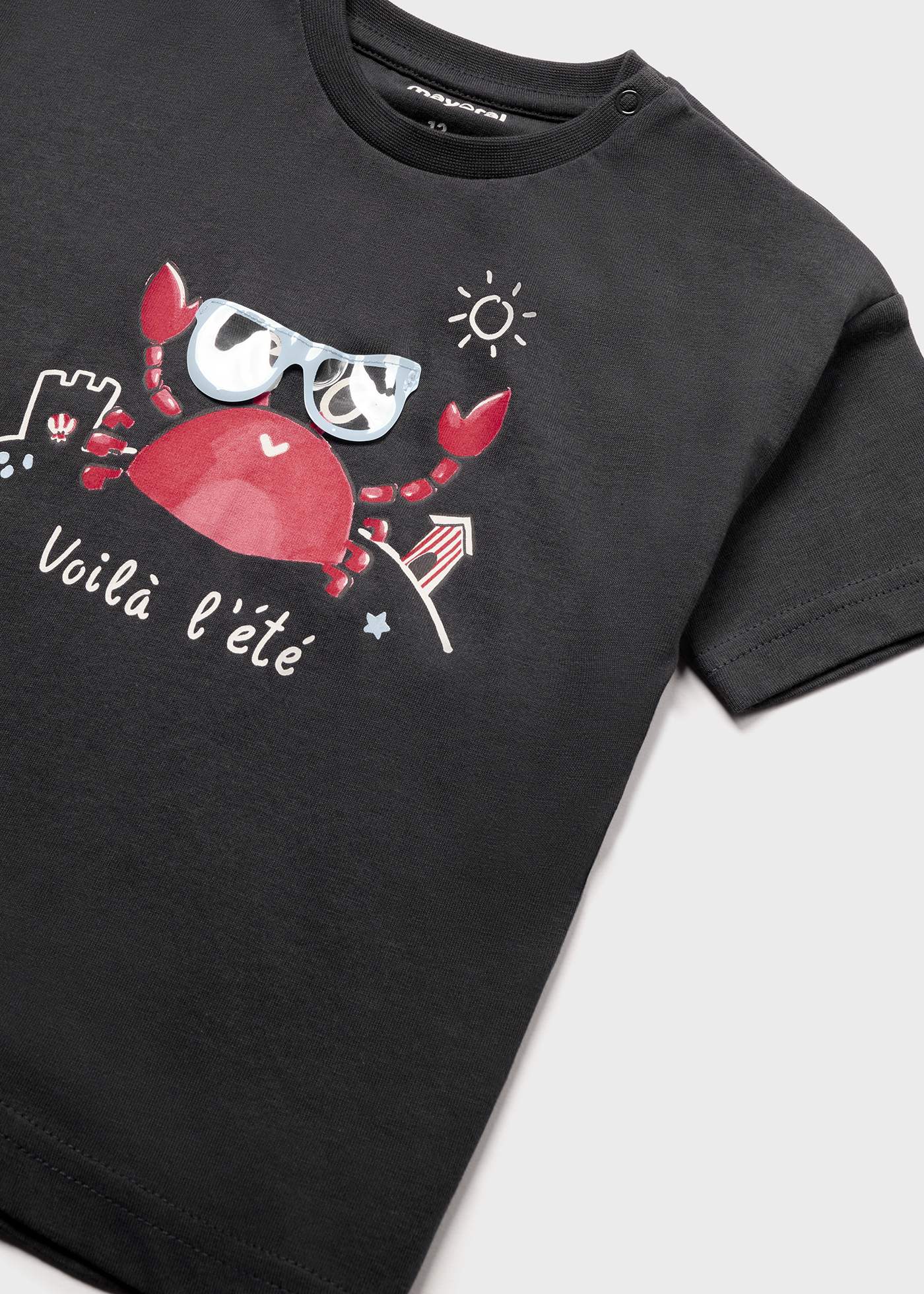 Camiseta infantil de manga curta com estampa interativa.