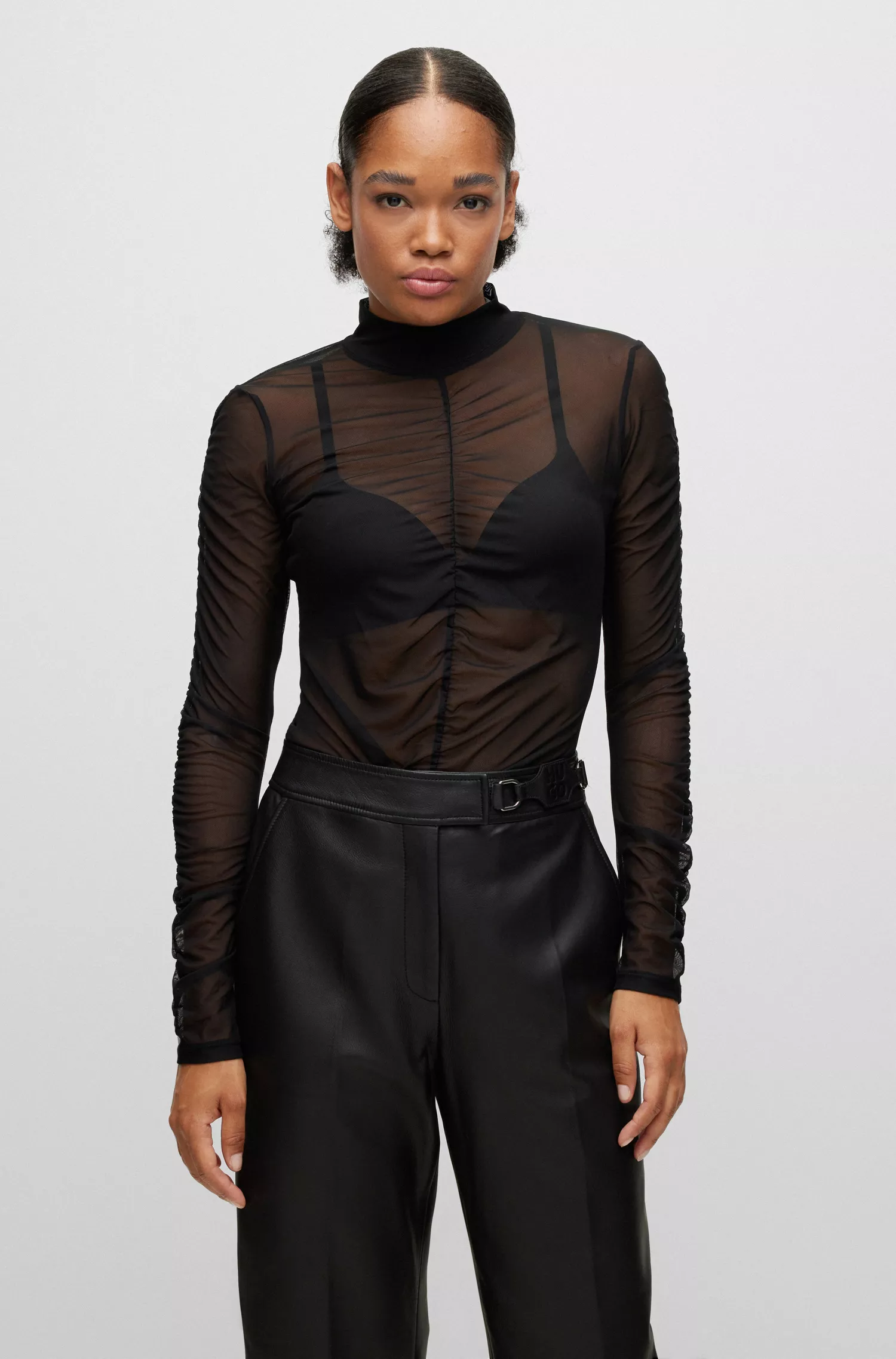 Blusa HUGO vermelha de gola alta em malha elástica com detalhes de babados.