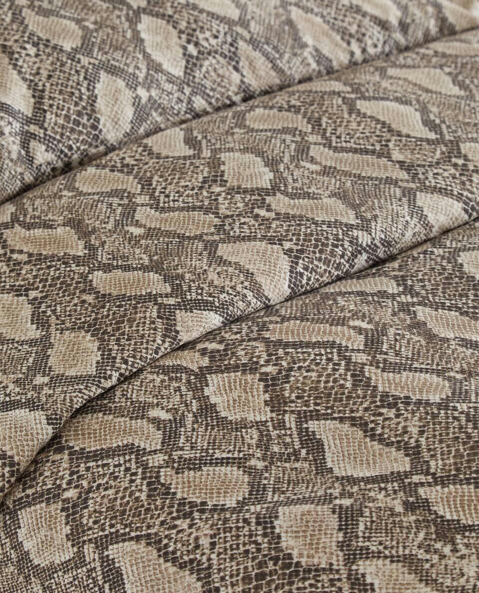 CAPA DE EDREDOM COM ESTAMPA DE PELE DE COBRA