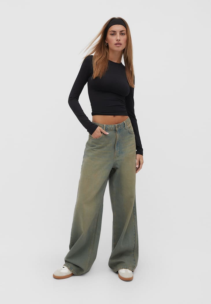 Calça jeans de cintura baixa e pernas largas