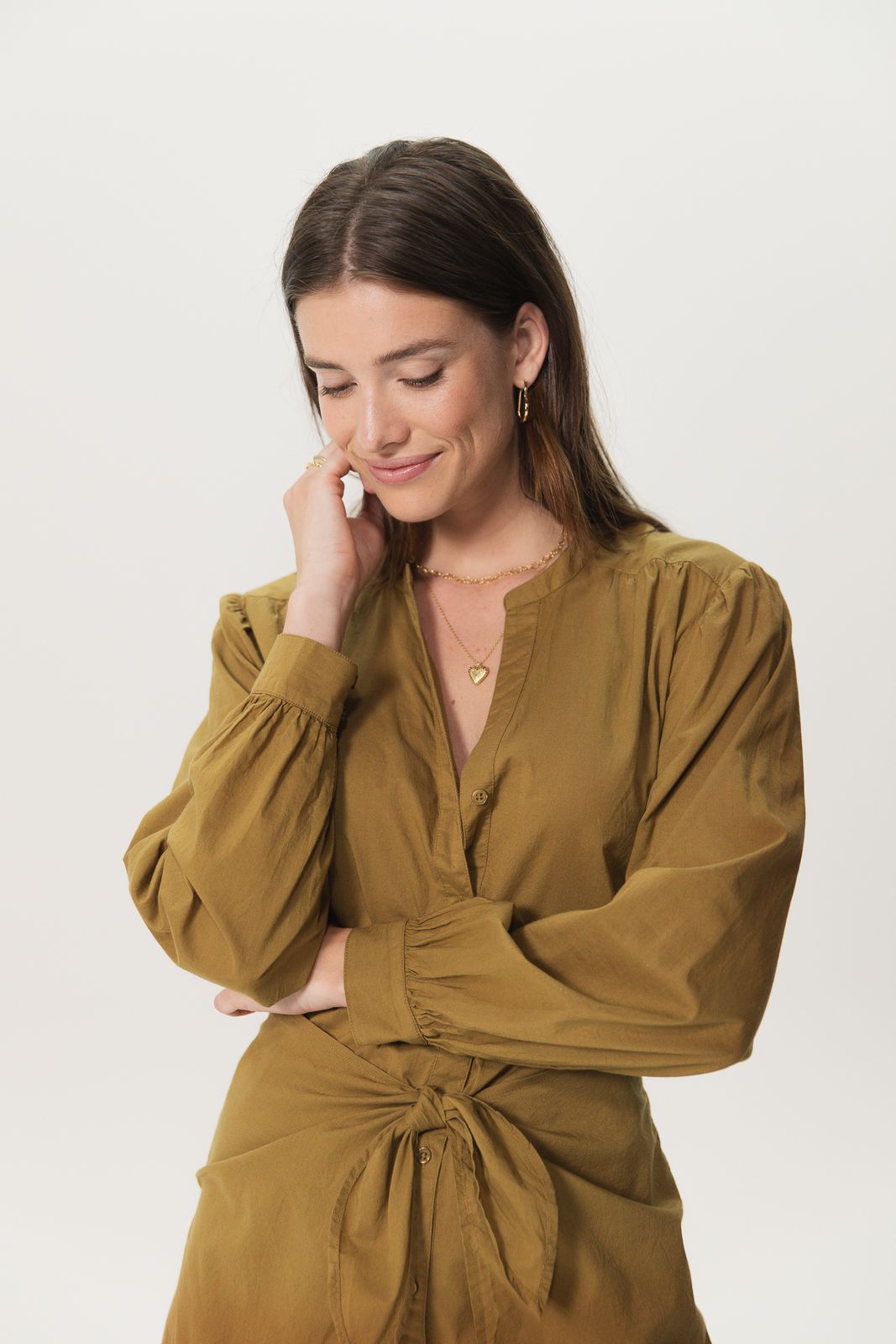 Mosterd groene doorknoop jurk met knoop detail