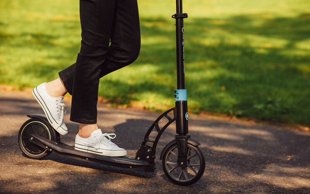 Globber One K E Motion 15 klappbarer E-Scooter / Elektroroller