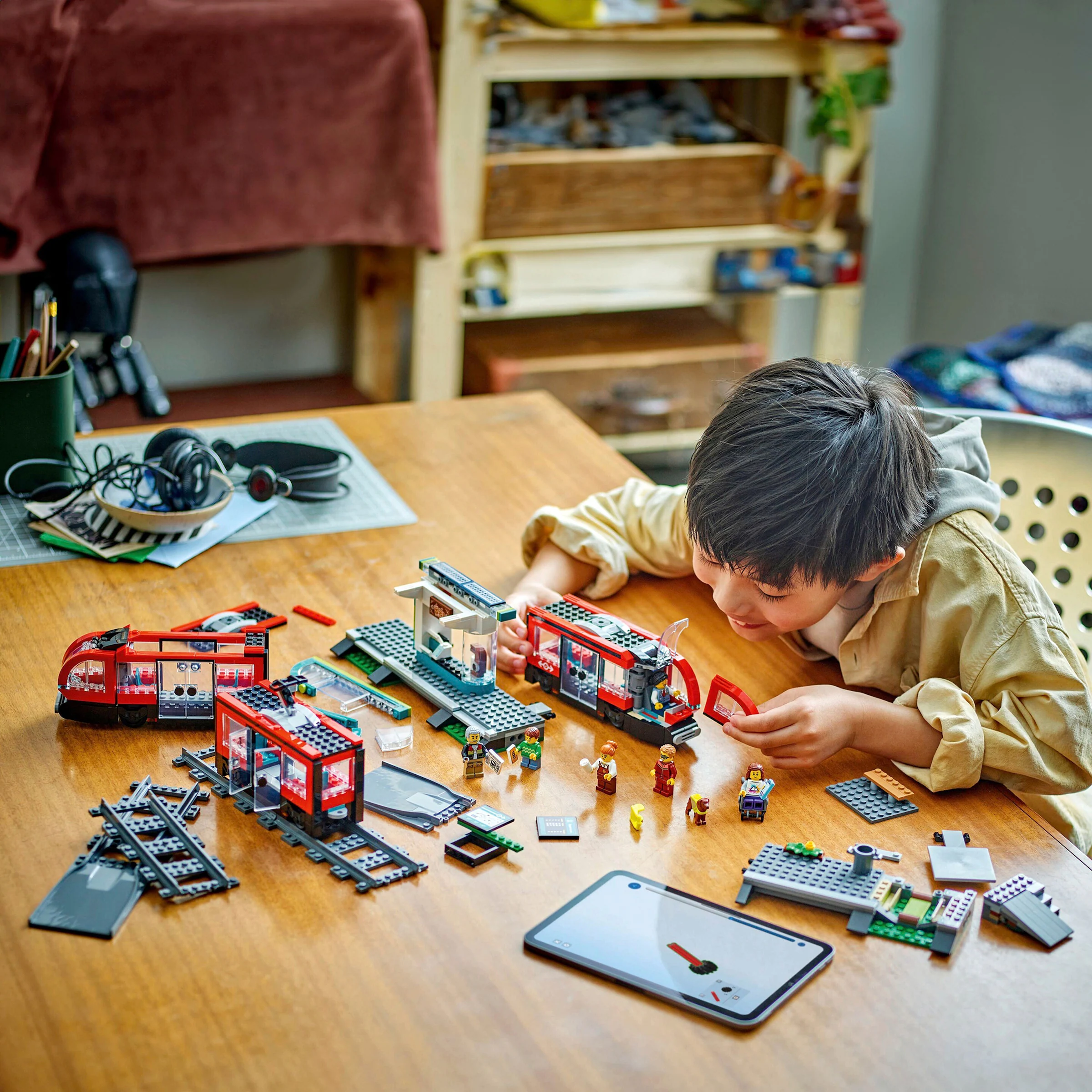 LEGO® - CITY 60423 Straßenbahn mit Haltestelle