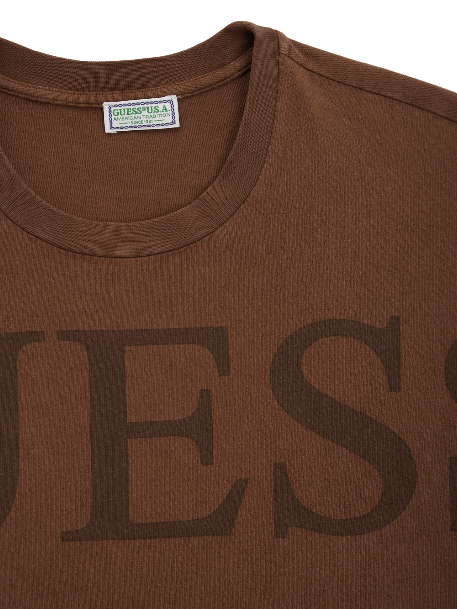 Camiseta com logo transversal