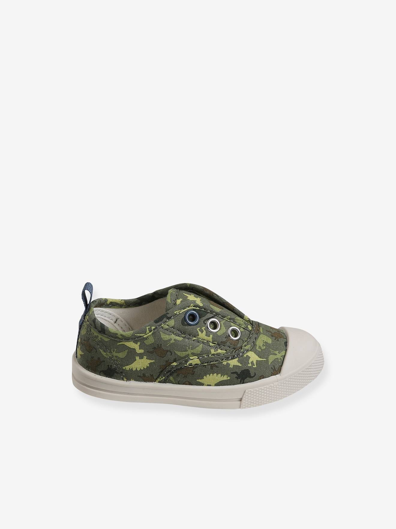 Tênis infantil masculino tamanho médio verde estampado com tiras elásticas de tecido.
