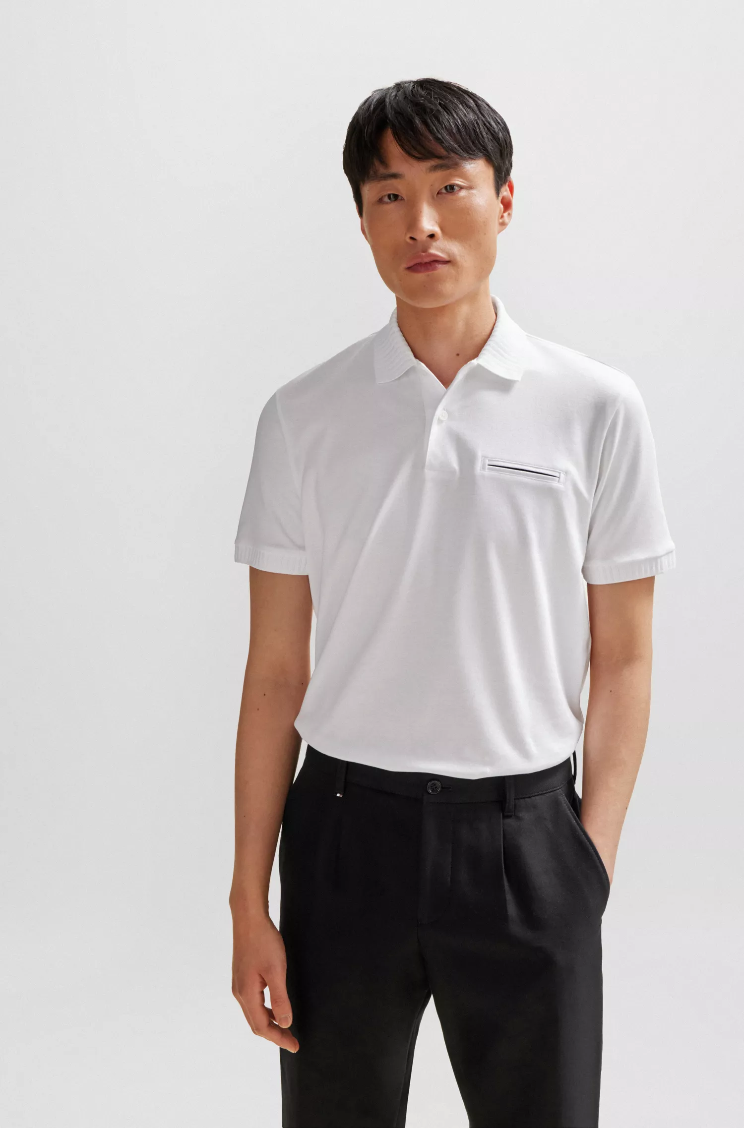 Camisa polo BOSS preta em mistura de algodão com tecnologia de gerenciamento de umidade.