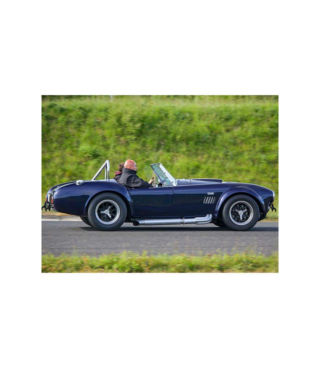 Passion Drift : 3 tours de pilotage d'une AC Cobra et baptême Drift en BMW M3 - SMARTBOX - Coffret Cadeau Sport & Aventure
