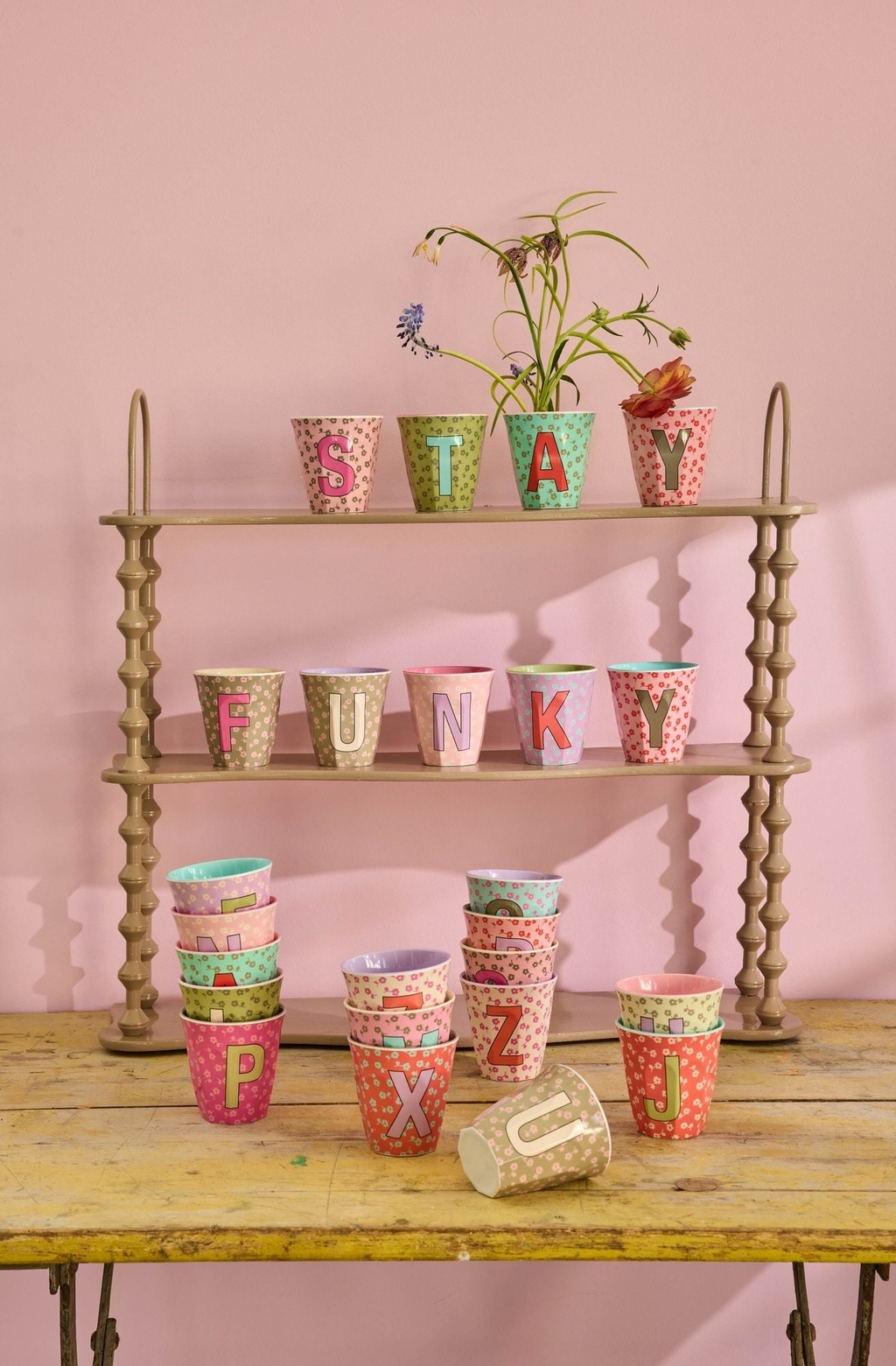 Rice Alfabet beker Flowers Roze