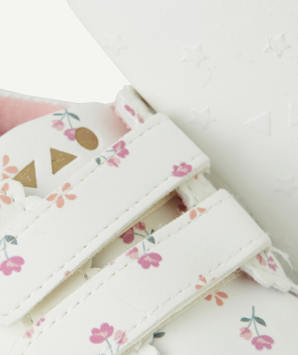 CHAUSSONS STYLE BASKETS BÉBÉ FILLE BLANCS ET IMPRIMÉS FLEURIS
