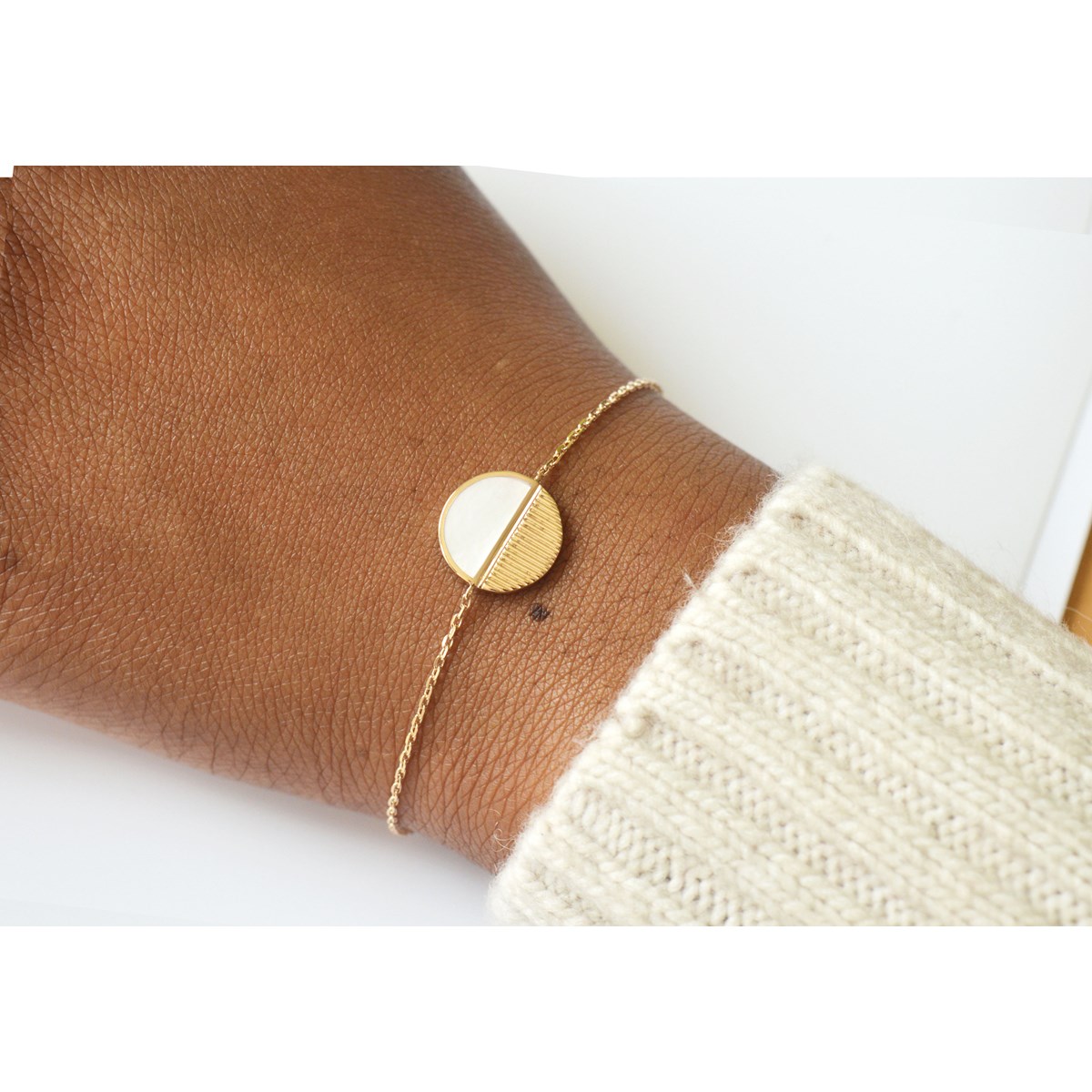 Bracelet chaîne cercle strié nacre   -Plaqué or