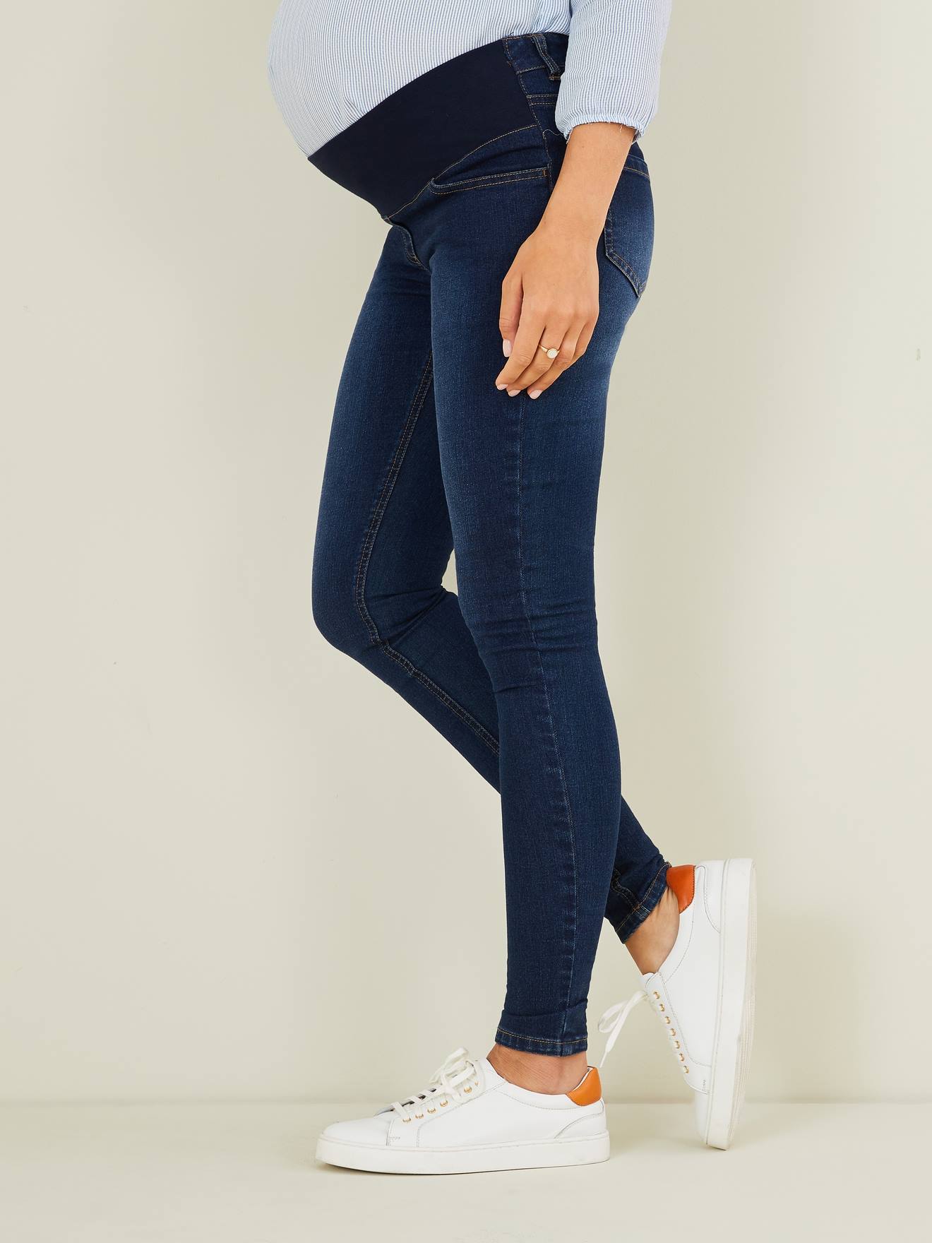 Calça jeans skinny de gestante com cintura baixa, lisa, azul escuro.