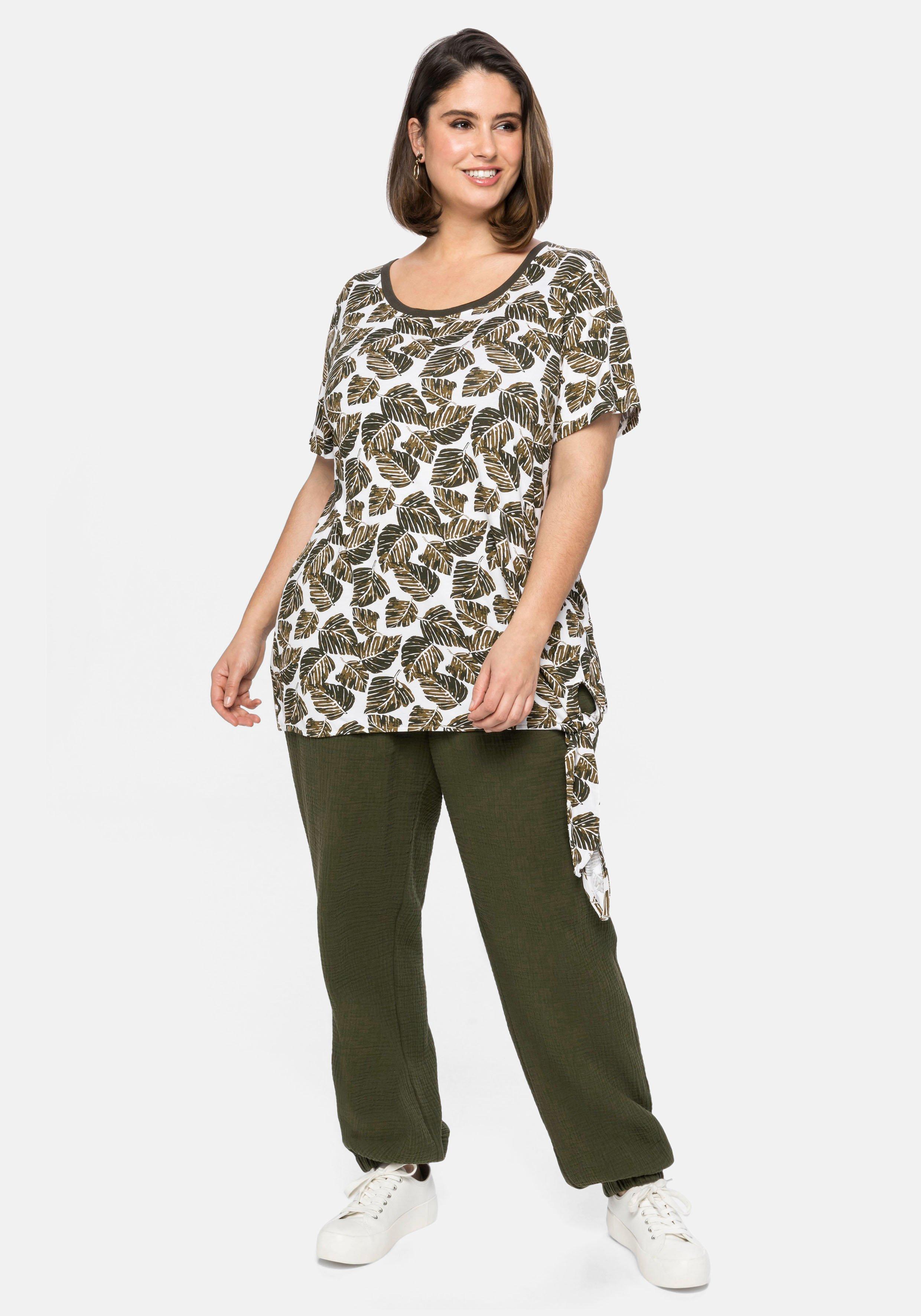 Shirt mit Blätterprint und Knoten am Saum