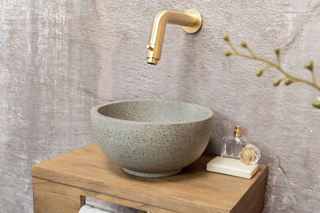 Saniclear Seba fonteinset met bruin eiken plank, grijze terrazzo waskom en gouden kraan voor in het toilet