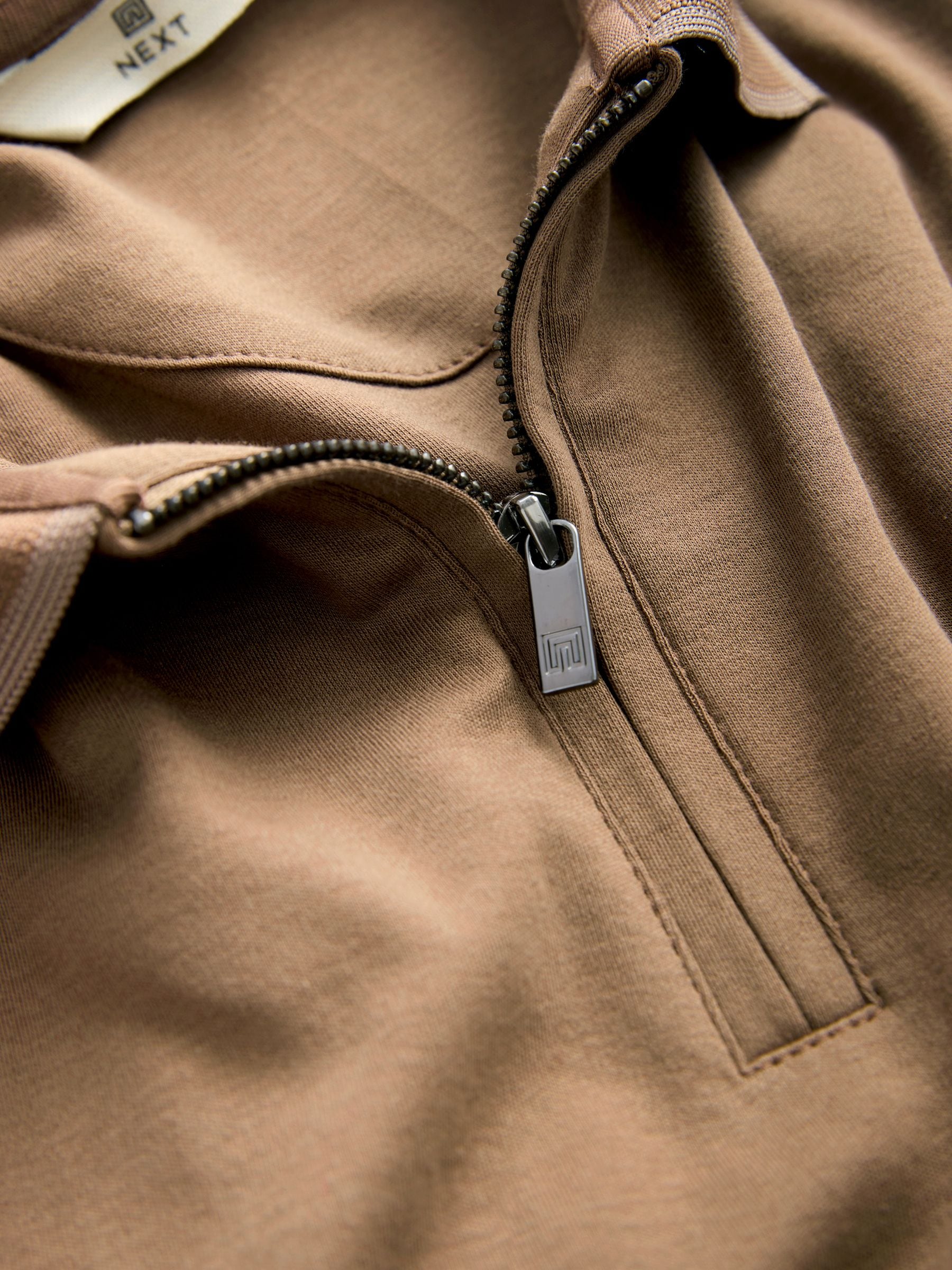 Bruin - Regular fit poloshirt met korte mouwen en contrasterende randen