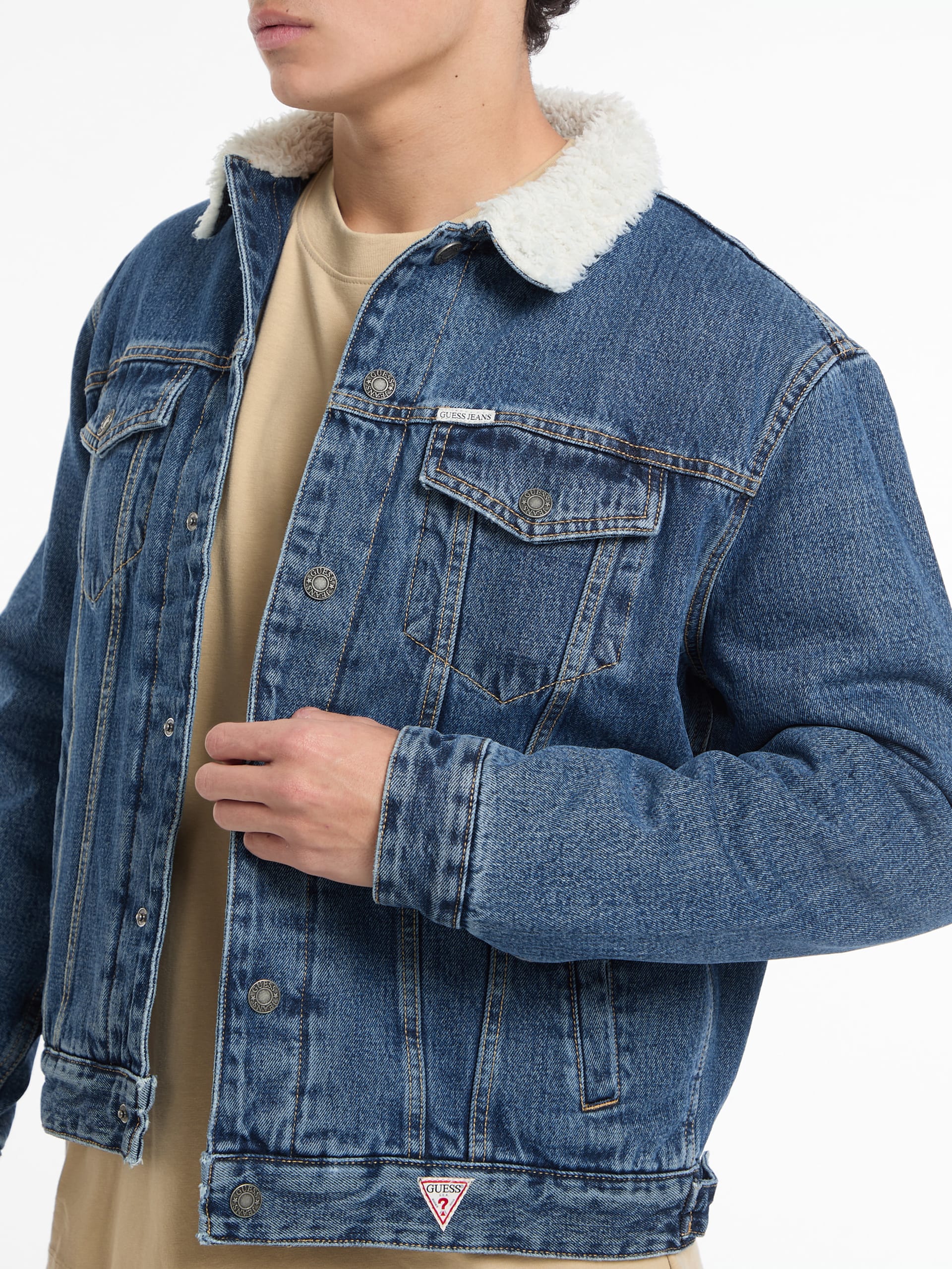 Jaqueta jeans trucker com gola sherpa