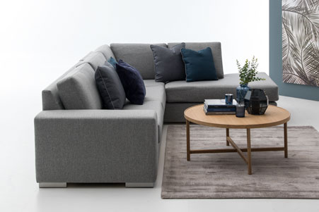 Modern Living hjørnesofa Åpen ende høyre. Tekstil Inari 3 Grey, arm B og 4,5 cm aluminiumsben [Ben 3].