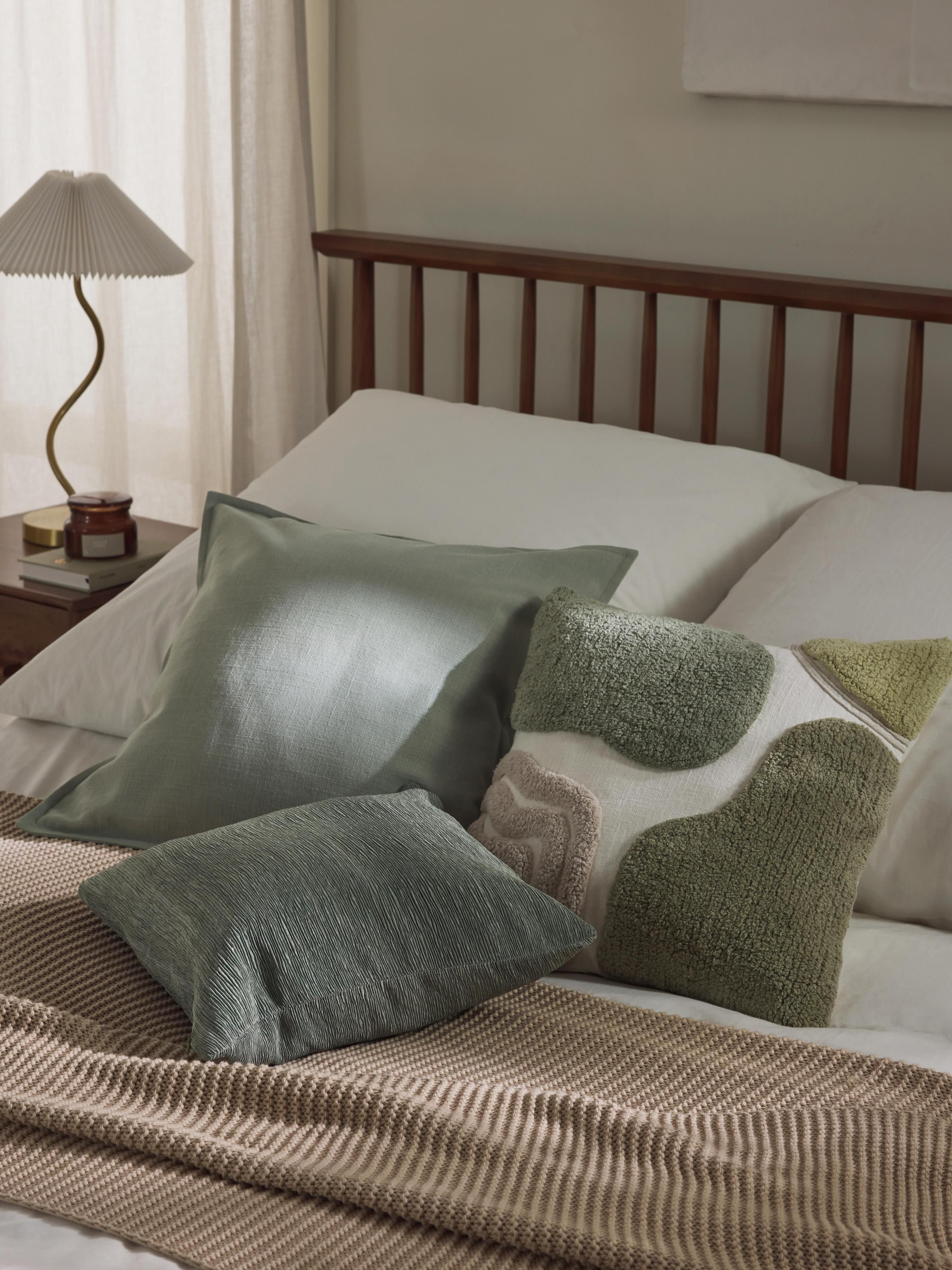 Handgetufte kussenhoes Coraline met decoraties