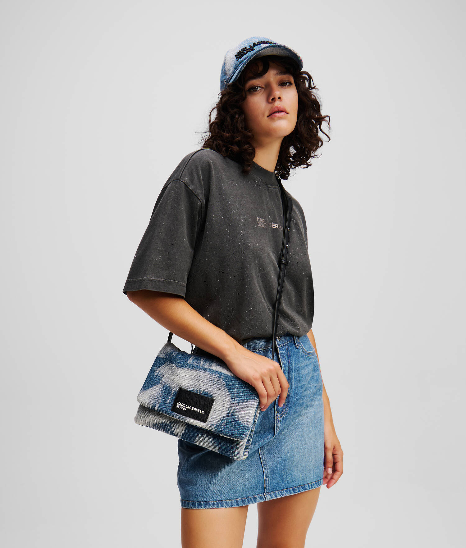 SAC BANDOULIÈRE EN DENIM DÉLAVÉ - Denim blanchi