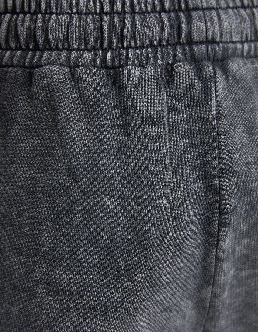 Shorts de pelúcia com efeito desbotado