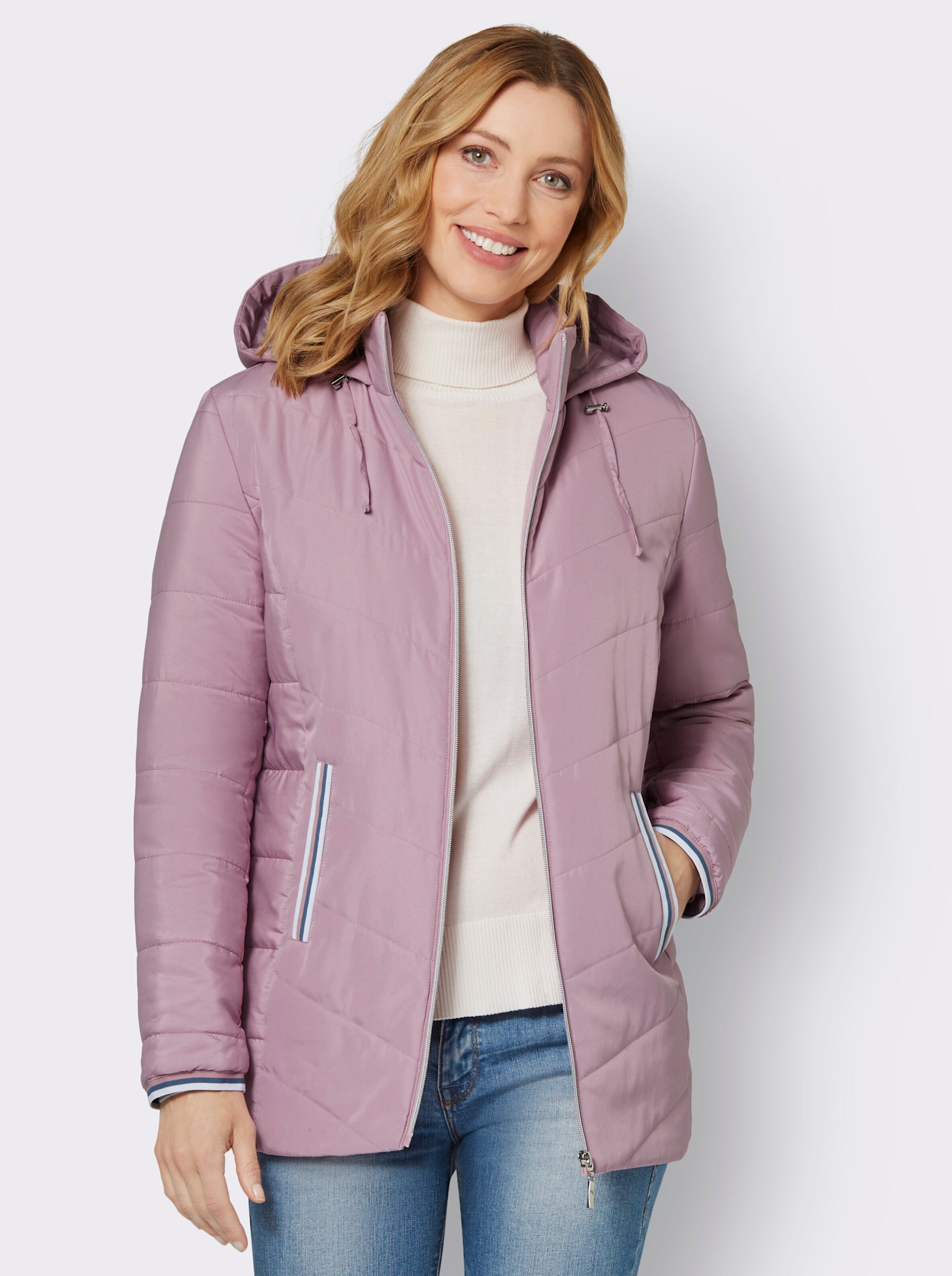 Steppjacke mit weitenregulierbarer Kapuze