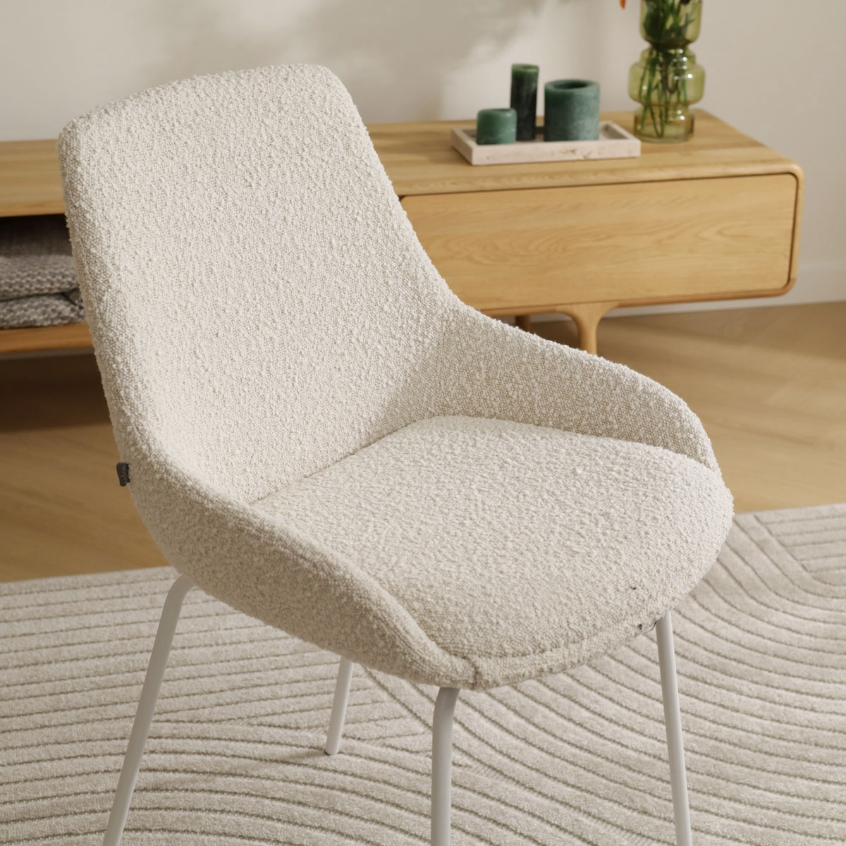 Eetkamerstoel Nora-Isa bouclé beige - wit onderstel