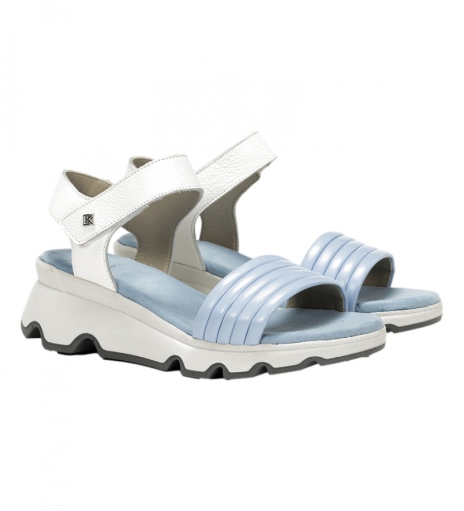 Sandálias Dorking by Fluchos em couro, modelo D9023SELA1, na cor azul - Altura do salto: 6 cm -