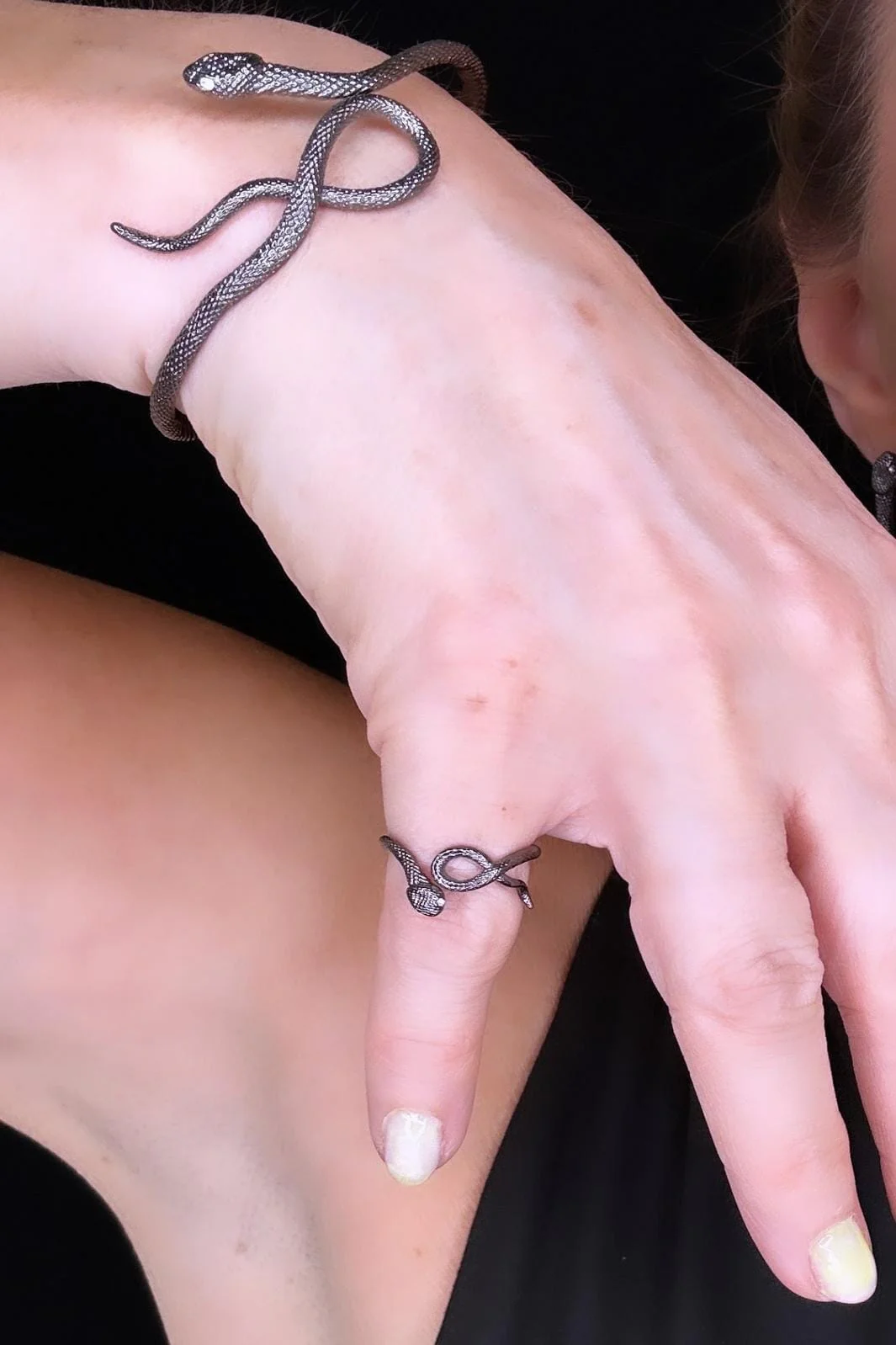 O element Poison Snake Ring black