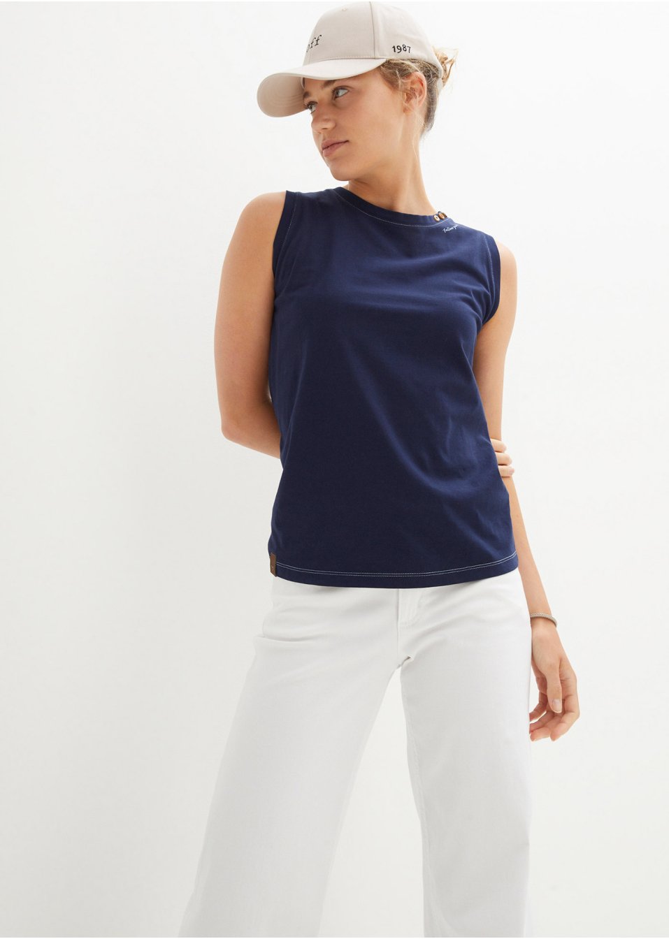 Top avec boutons décoratifs