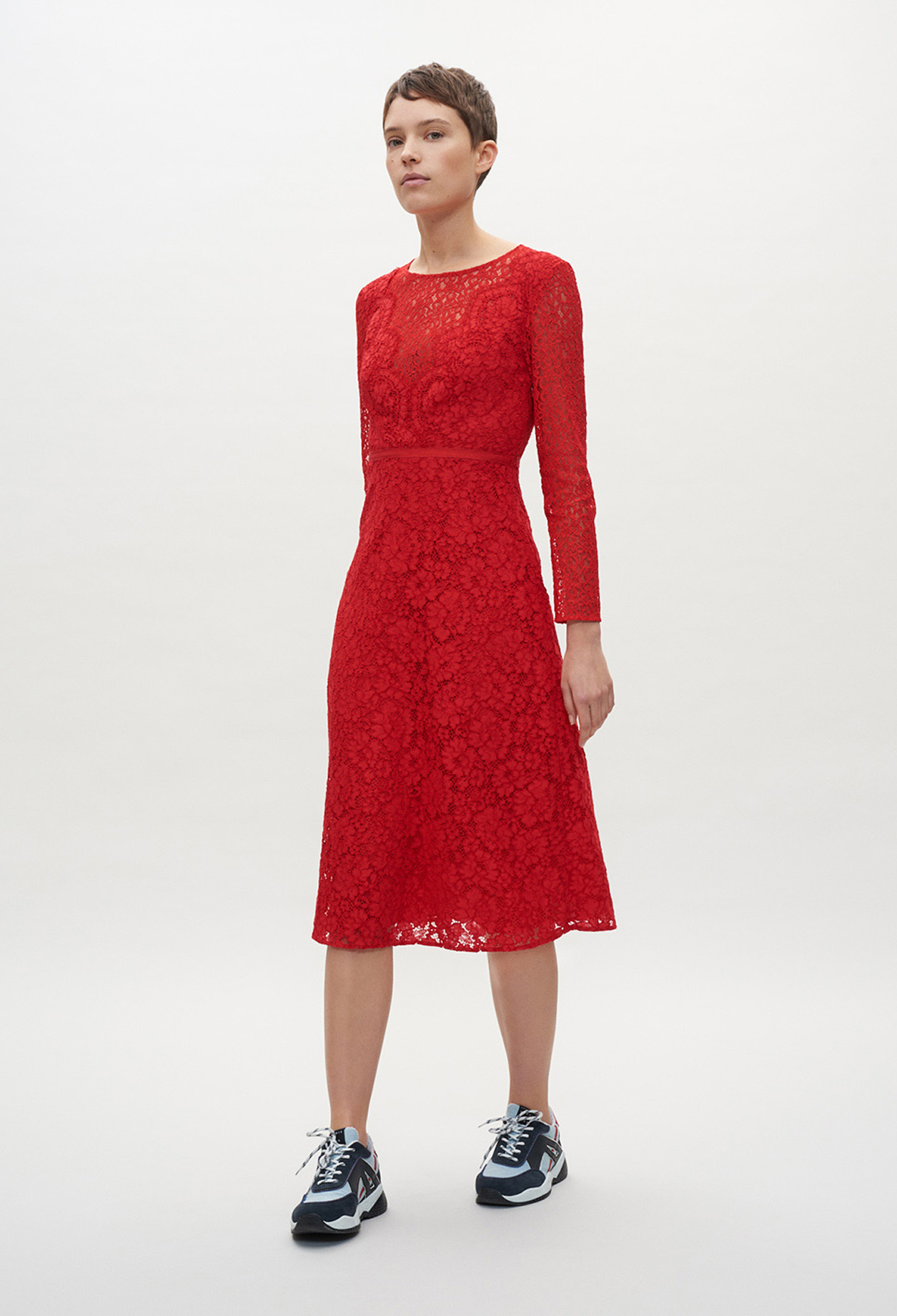 Robe longue en guipure rouge