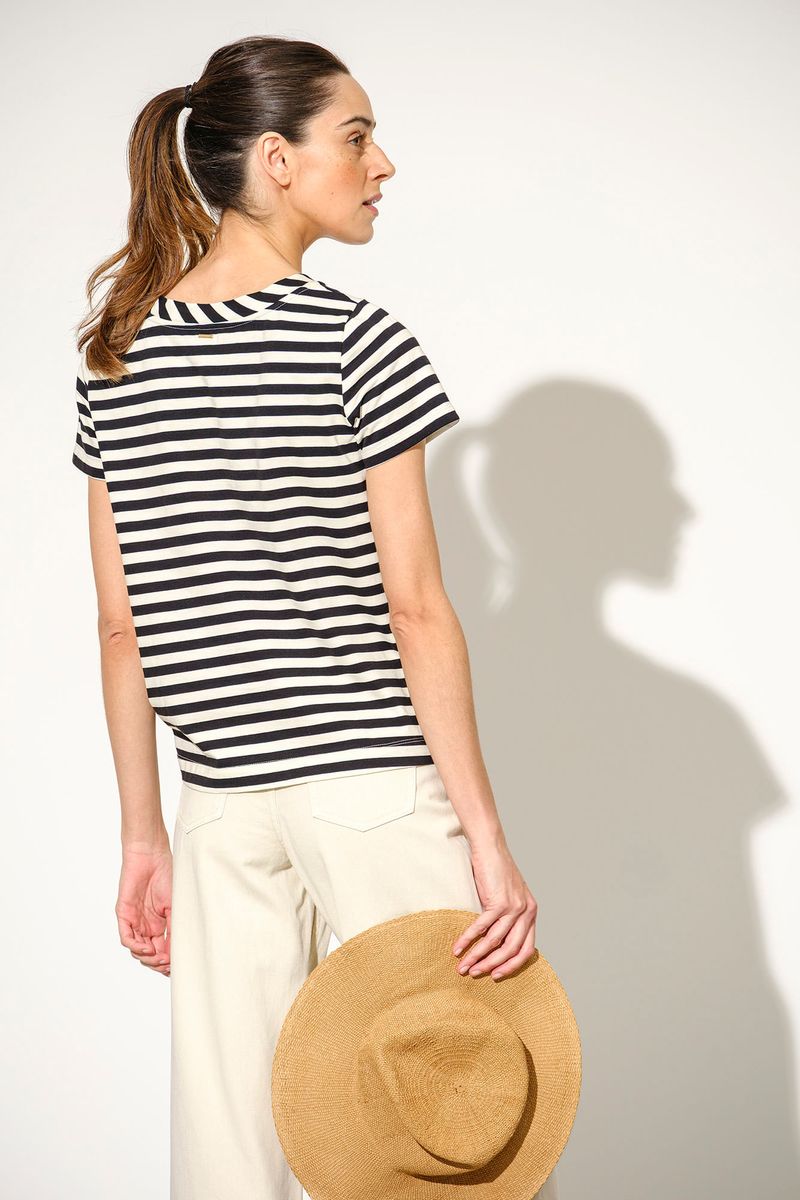 T-SHIRT COM RISCAS