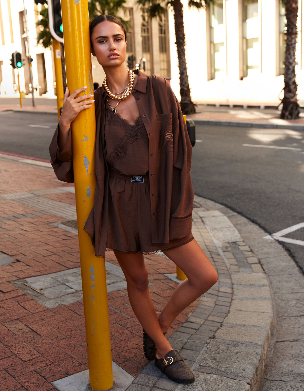 Kanten Label Short Bruin