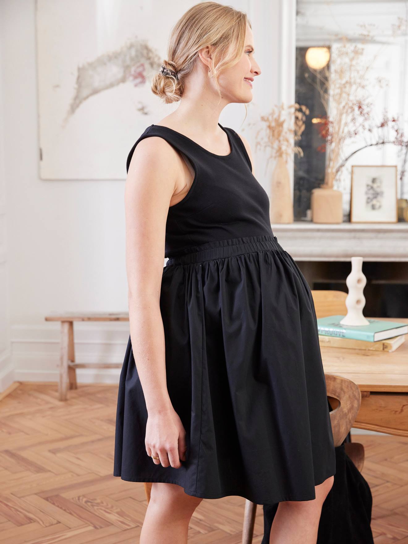 Vestido preto sem mangas para gestantes, confeccionado em dois tecidos.