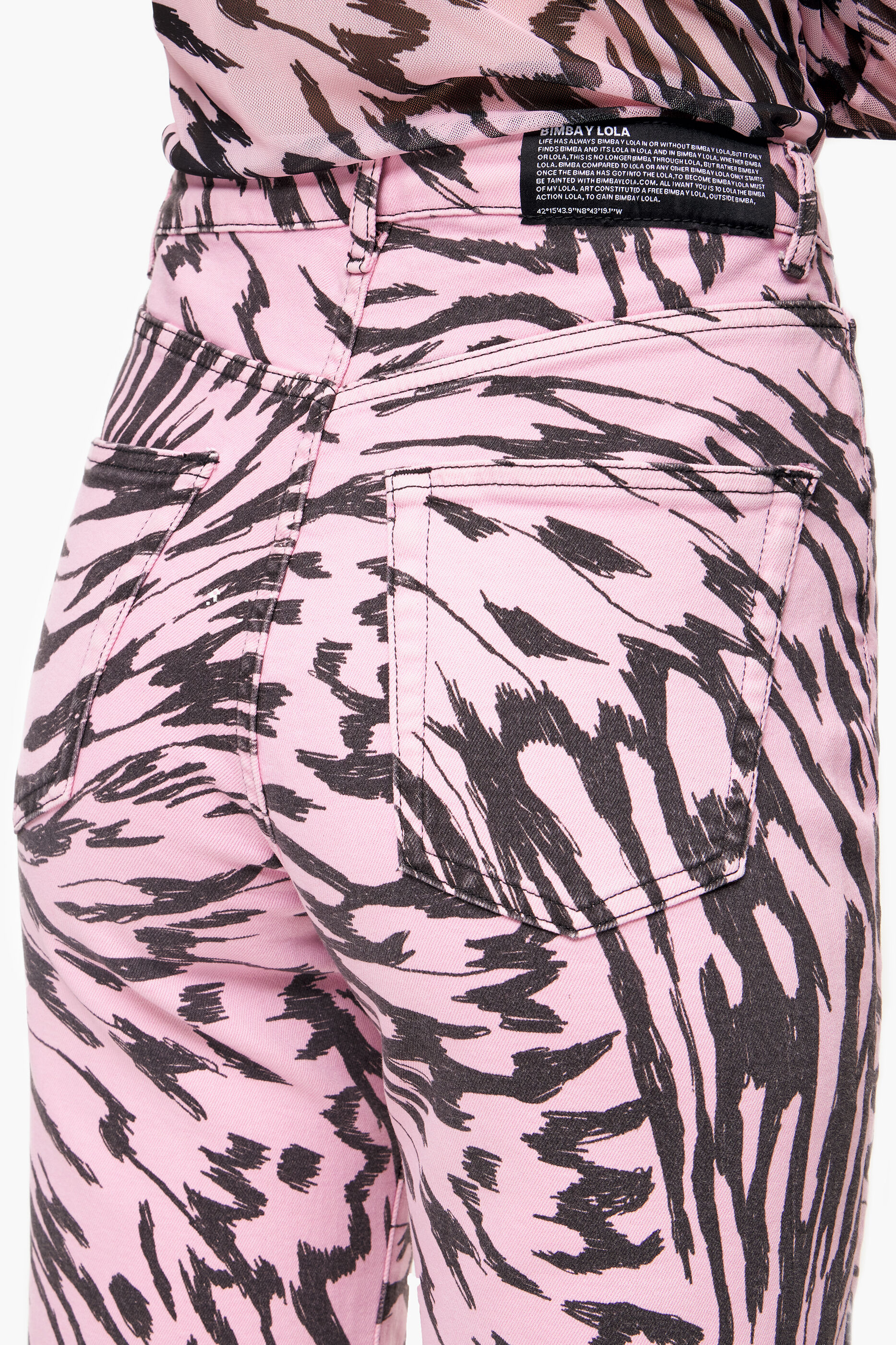 CALÇA JEANS RETA CROPPED - Estampa de Asas de Borboleta Rosa