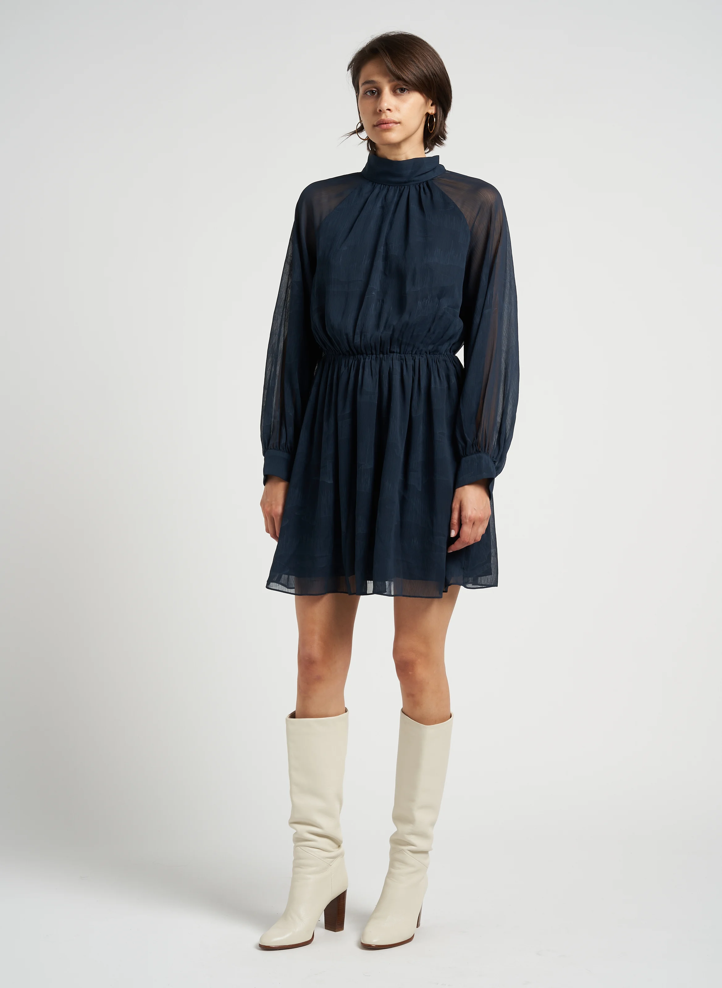 EBBALI - Robe courte cintrée à encolure V | Bleu