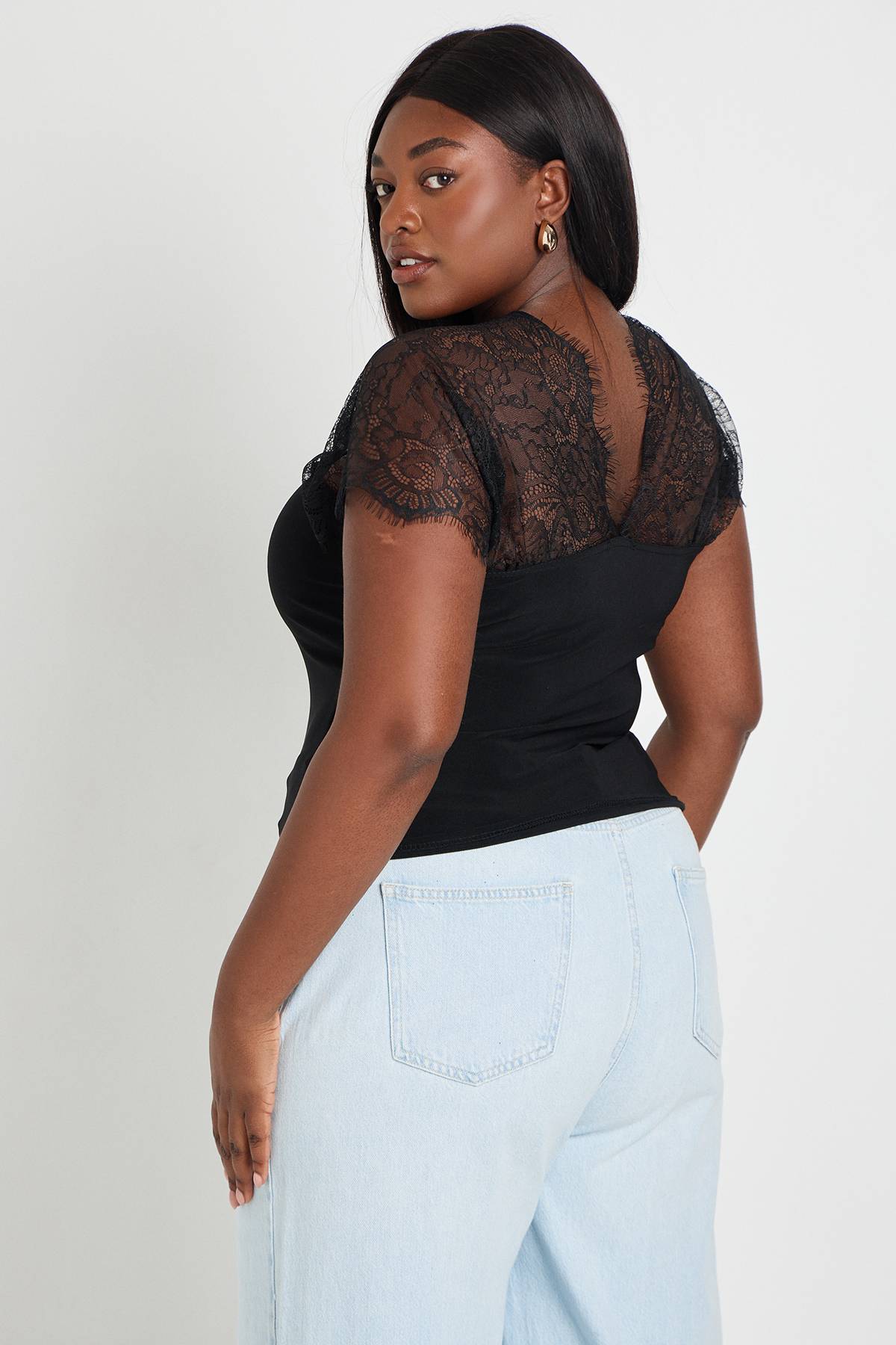 boohoo Haut Grande Taille Col V Avec Empiècement En Dentelle