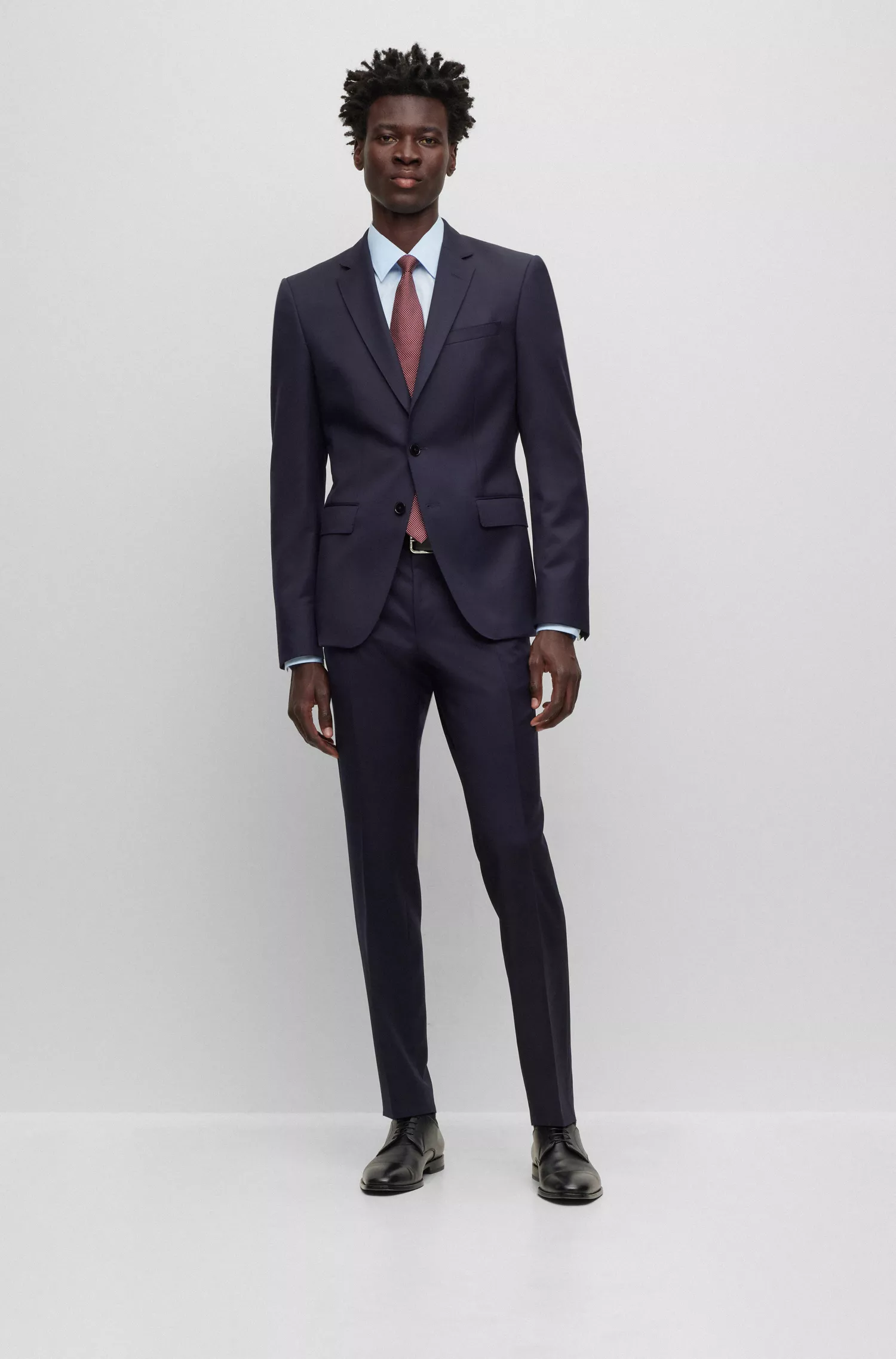 Calça BOSS preta, extra slim fit, em sarja de lã virgem.