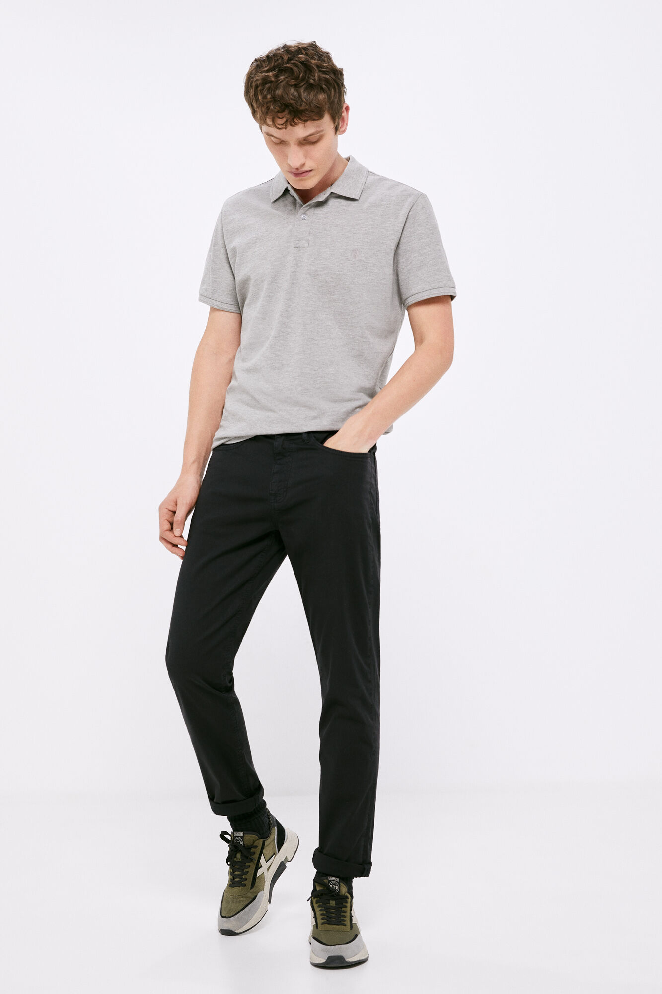 Calça com 5 bolsos, cor clara, lavagem slim - preta