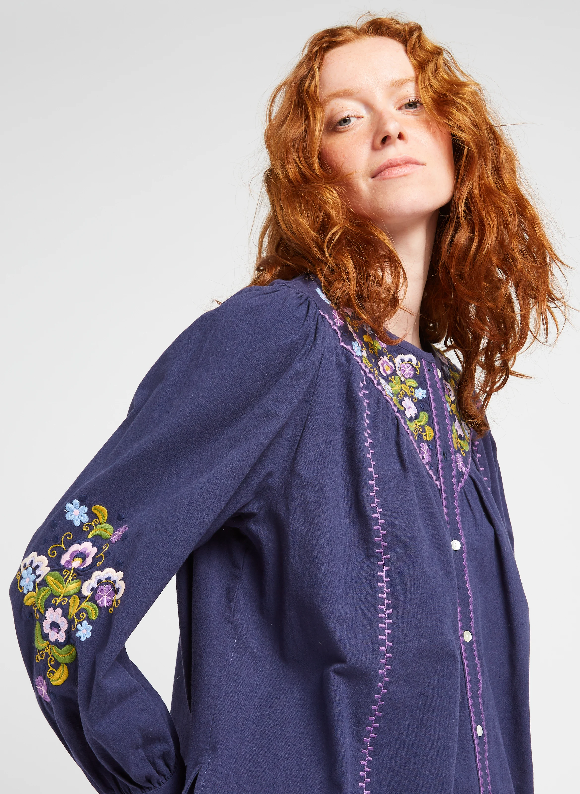 IZZANA - Blouse ample brodée en coton bio | Bleu