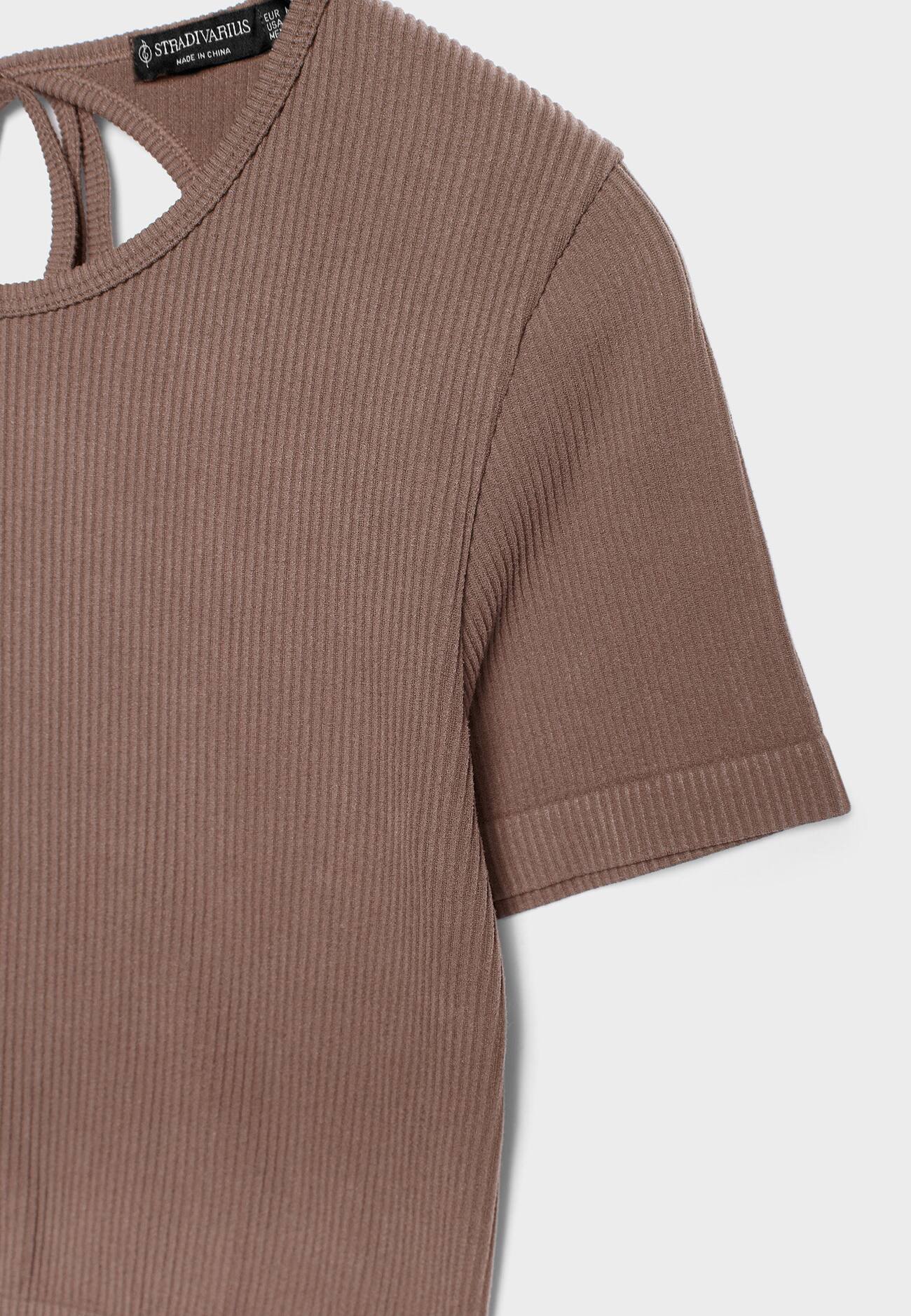 Camiseta sem costura com decote nas costas
