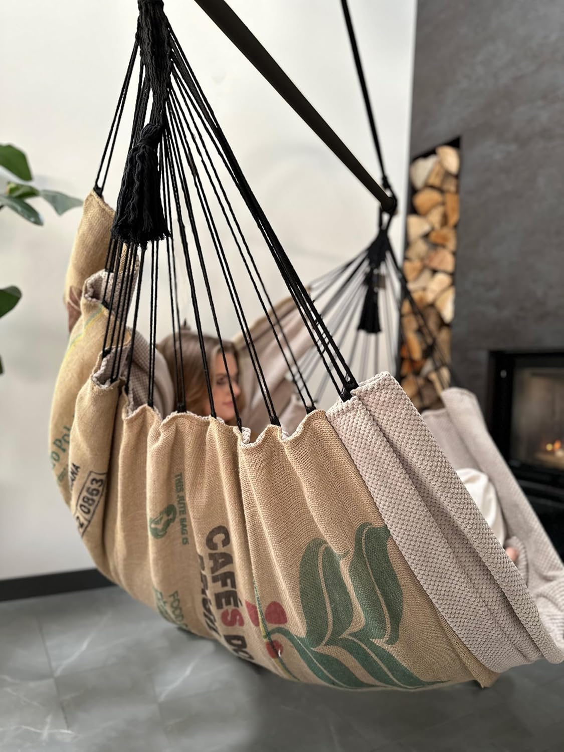 Izabell Hängesessel mit Großen Kissen – XXL Schaukelstuhl und Hängematte für Indoor & Outdoor – Coffee Swing aus Jutesäcken von Kaffeeröstereien (beige)