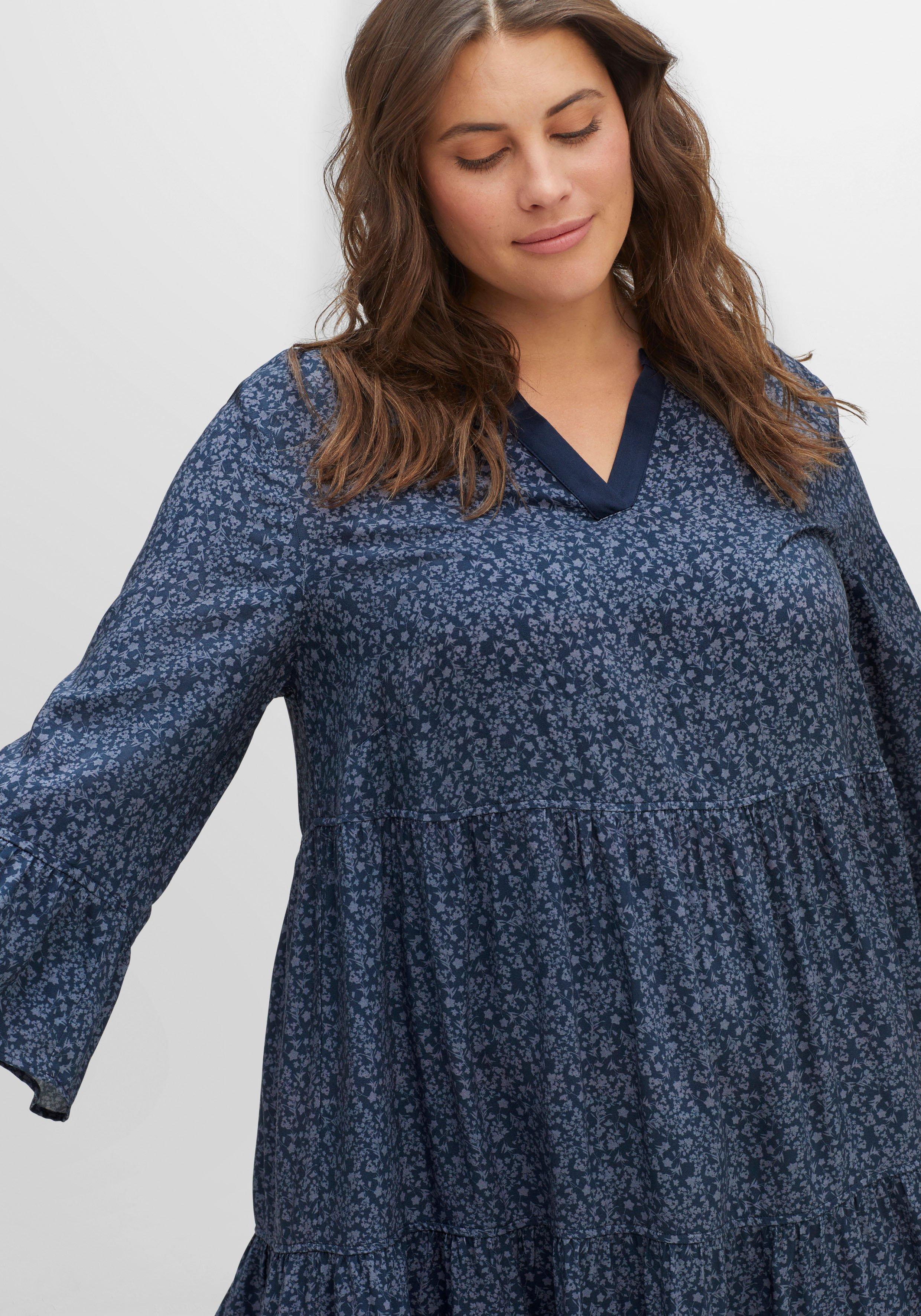 Kleid in A-Linie, mit Alloverprint und Trompetenärmeln