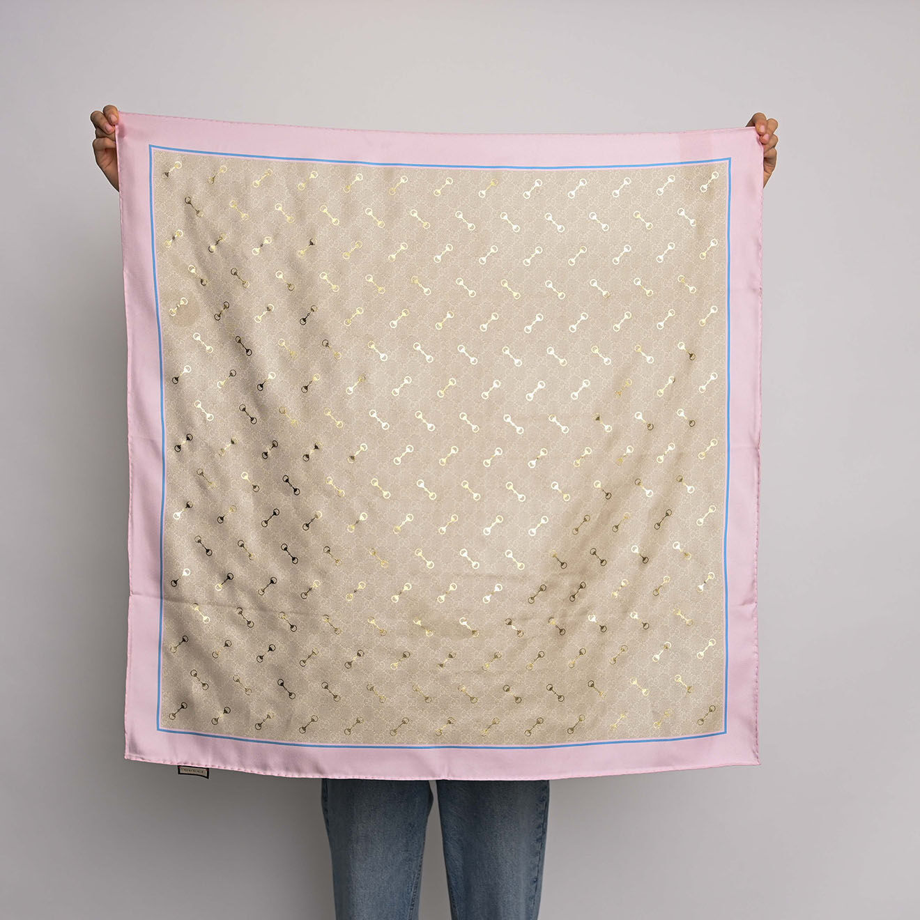 Gucci Carré en Soie rose/doré - Neuf avec étiquette - 90x90 cm