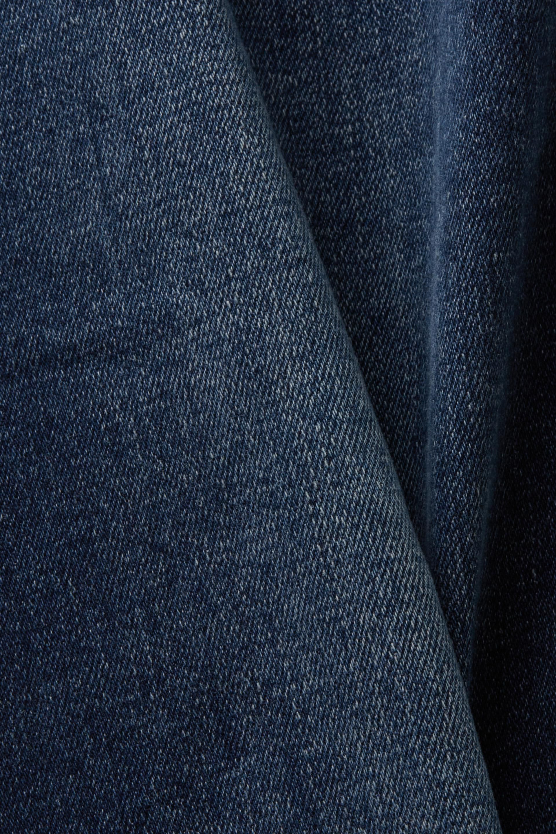 En matière recyclée : le jean droit à taille mi-haute