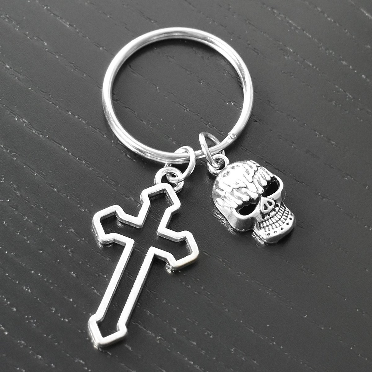 Porte-clés croix tête de mort argenté